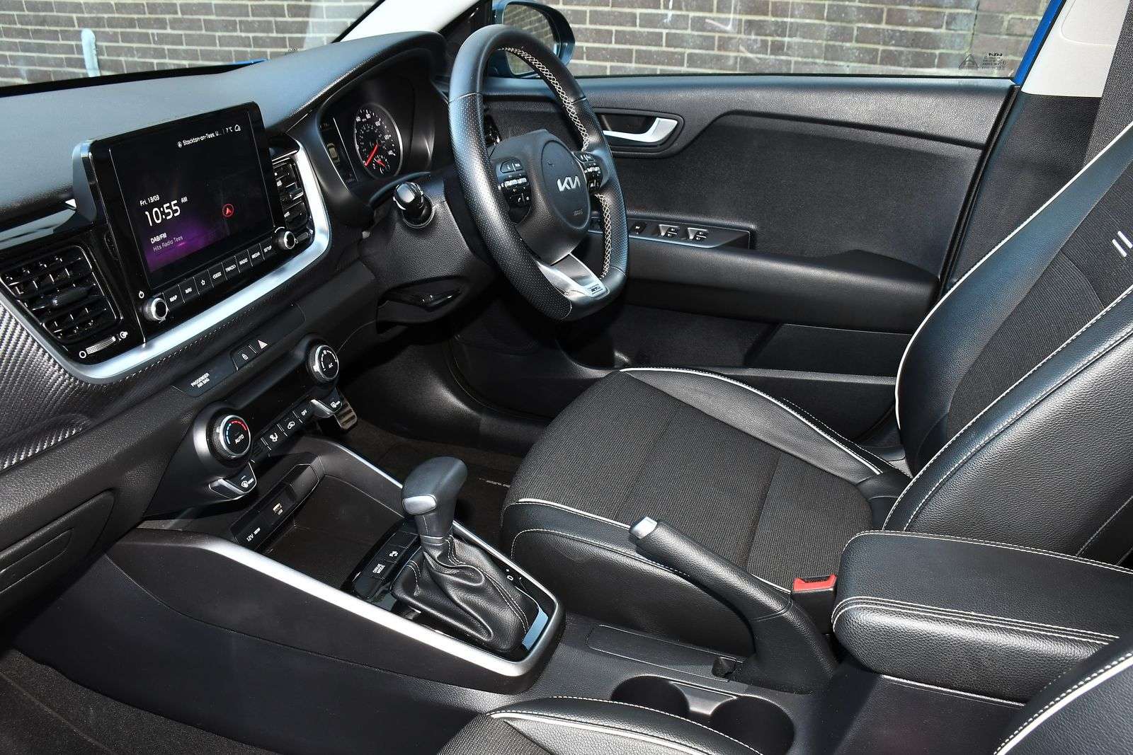 A 2023 KIA STONIC 1.0 T-GDi GT-Line SUV 5dr Petrol DCT Euro 6 (s/s) (99 bhp) A 2023 KIA STONIC 1.0 T-GDi GT-Line SUV 5dr Petrol DCT Euro 6 (s/s) (99 bhp)