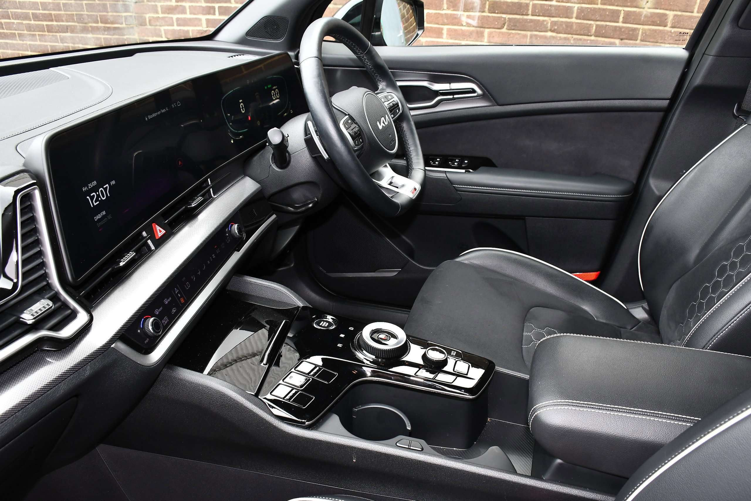 A 2025 KIA SPORTAGE 1.6 h T-GDi GT-Line SUV 5dr Petrol Hybrid Auto Euro 6 (s/s) (207 bhp) A 2025 KIA SPORTAGE 1.6 h T-GDi GT-Line SUV 5dr Petrol Hybrid Auto Euro 6 (s/s) (207 bhp)