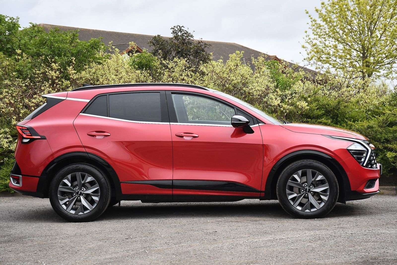A 2024 KIA SPORTAGE 1.6 h T-GDi GT-Line S SUV 5dr Petrol Hybrid Auto Euro 6 (s/s) (226 bhp) A 2024 KIA SPORTAGE 1.6 h T-GDi GT-Line S SUV 5dr Petrol Hybrid Auto Euro 6 (s/s) (226 bhp)