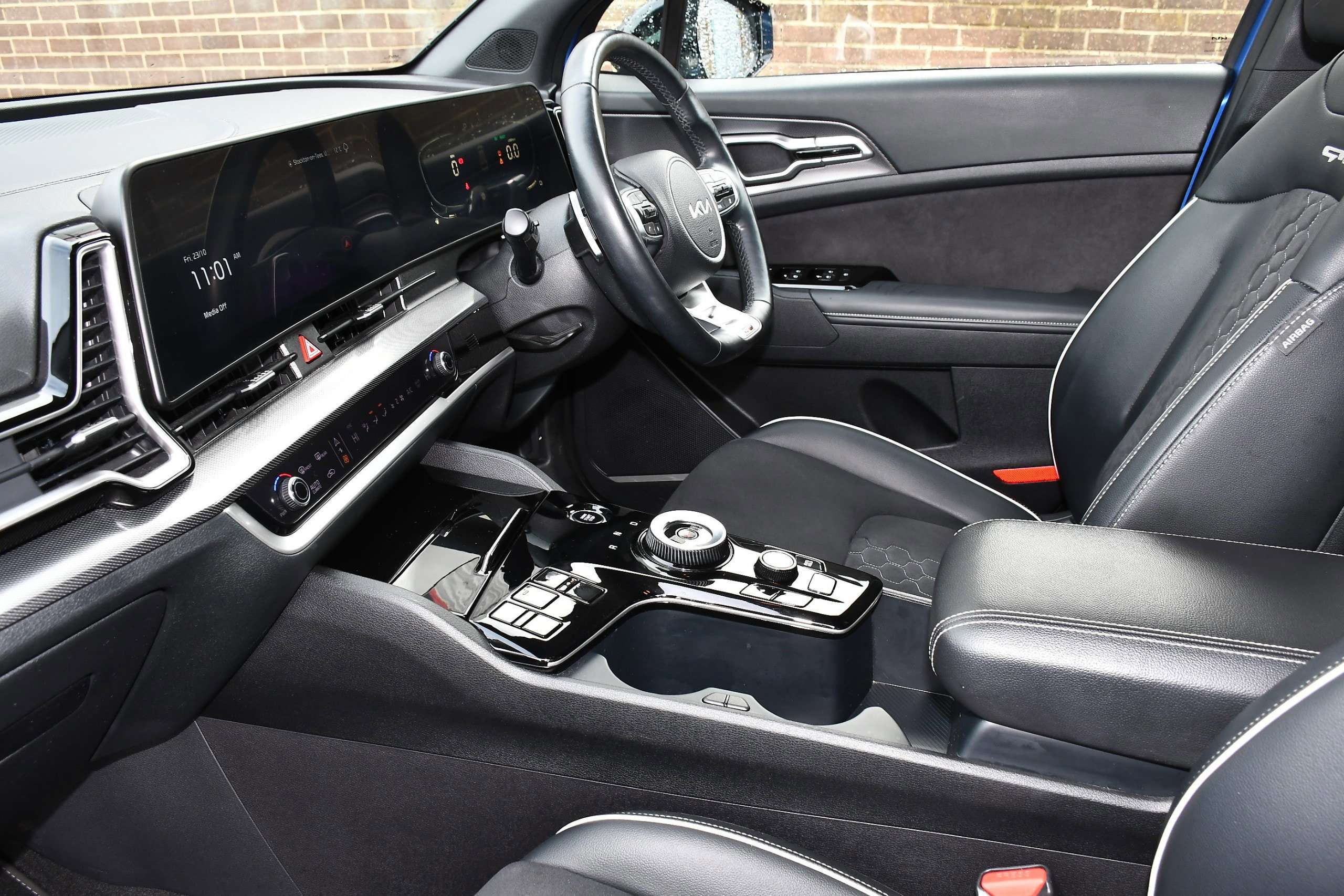 A 2023 KIA SPORTAGE 1.6 h T-GDi GT-Line SUV 5dr Petrol Hybrid Auto Euro 6 (s/s) (226 bhp) A 2023 KIA SPORTAGE 1.6 h T-GDi GT-Line SUV 5dr Petrol Hybrid Auto Euro 6 (s/s) (226 bhp)