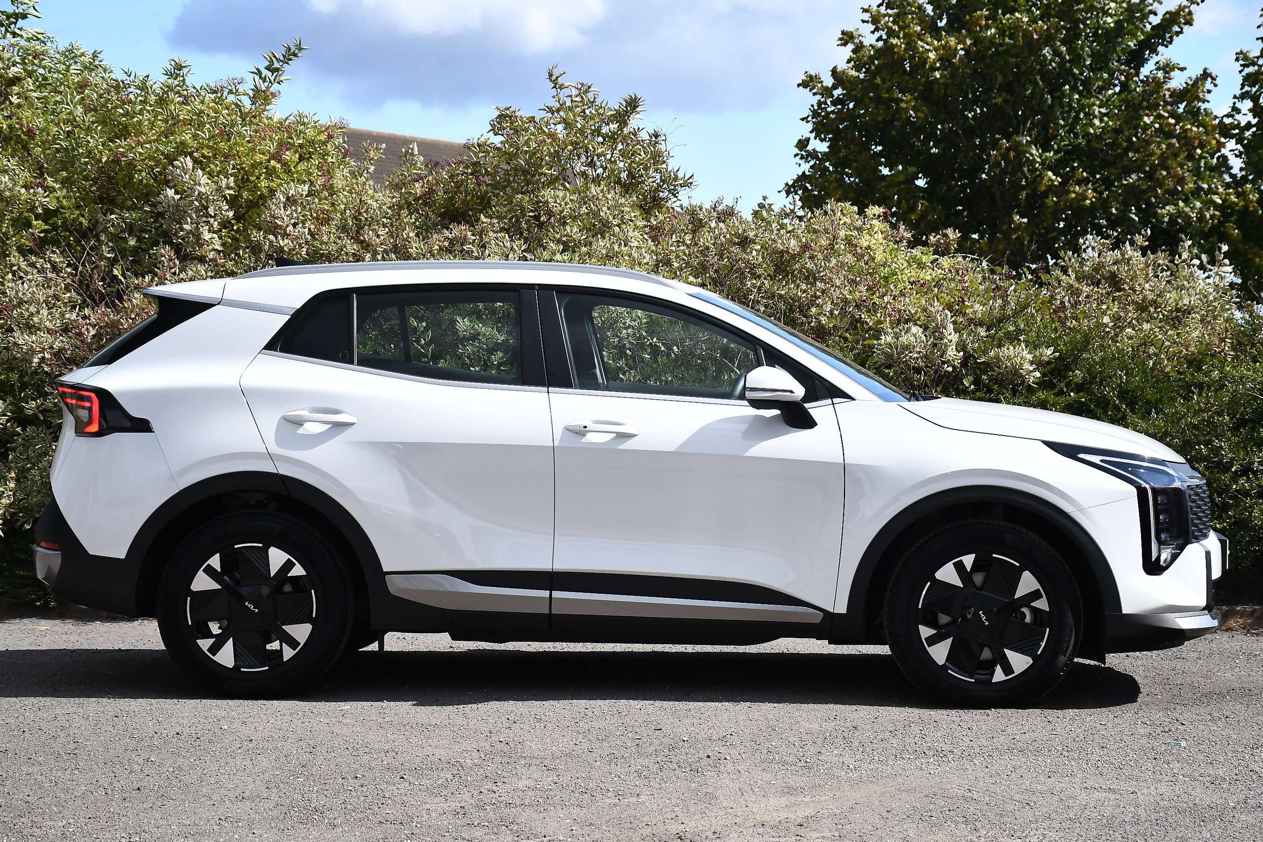 A 2025 KIA SPORTAGE 1.6 h T-GDi Pure SUV 5dr Petrol Hybrid Auto Euro 6 (s/s) (235 bhp) A 2025 KIA SPORTAGE 1.6 h T-GDi Pure SUV 5dr Petrol Hybrid Auto Euro 6 (s/s) (235 bhp)