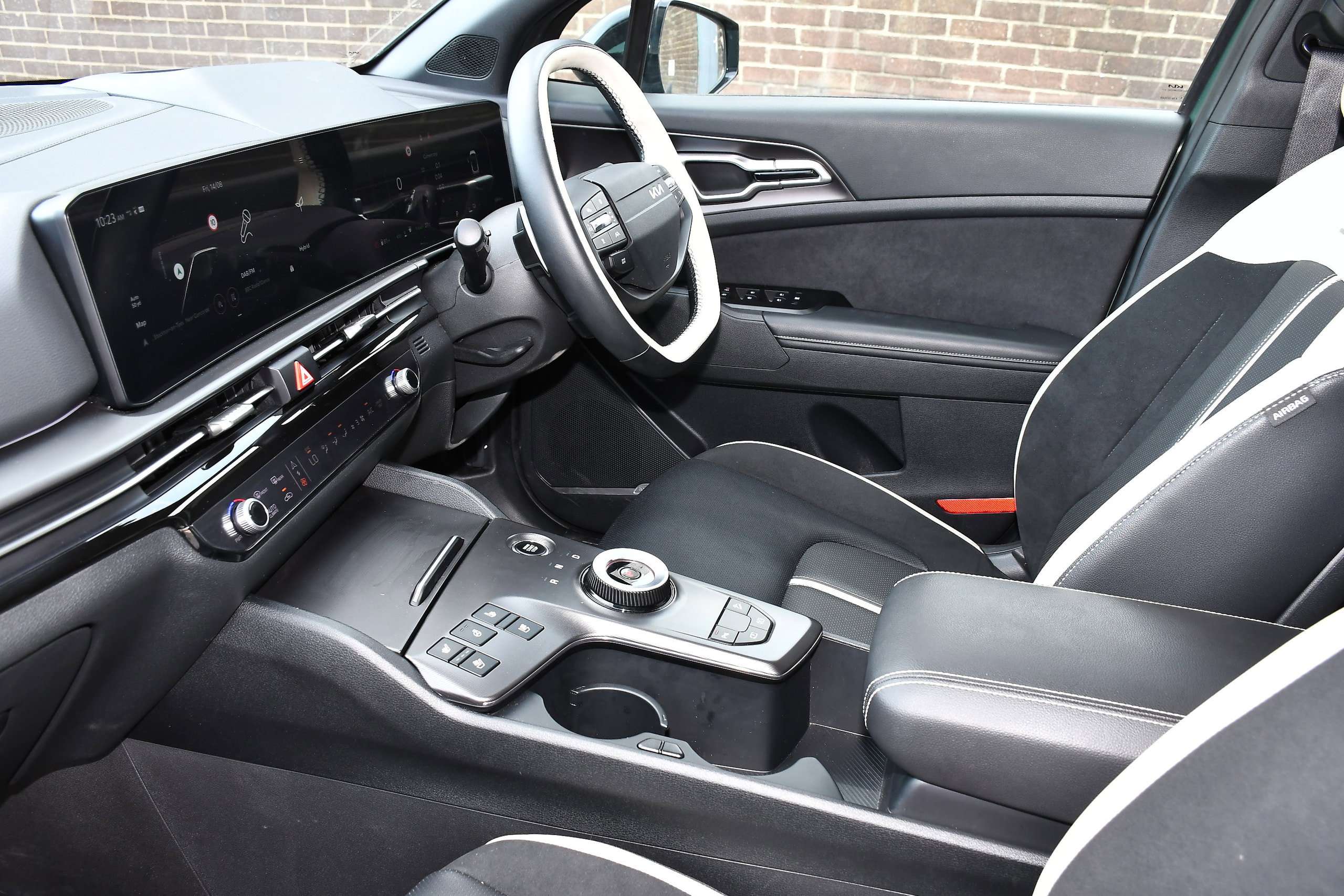A 2025 KIA SPORTAGE 1.6 h T-GDi GT-Line S SUV 5dr Petrol Hybrid Auto Euro 6 (s/s) (235 bhp) A 2025 KIA SPORTAGE 1.6 h T-GDi GT-Line S SUV 5dr Petrol Hybrid Auto Euro 6 (s/s) (235 bhp)