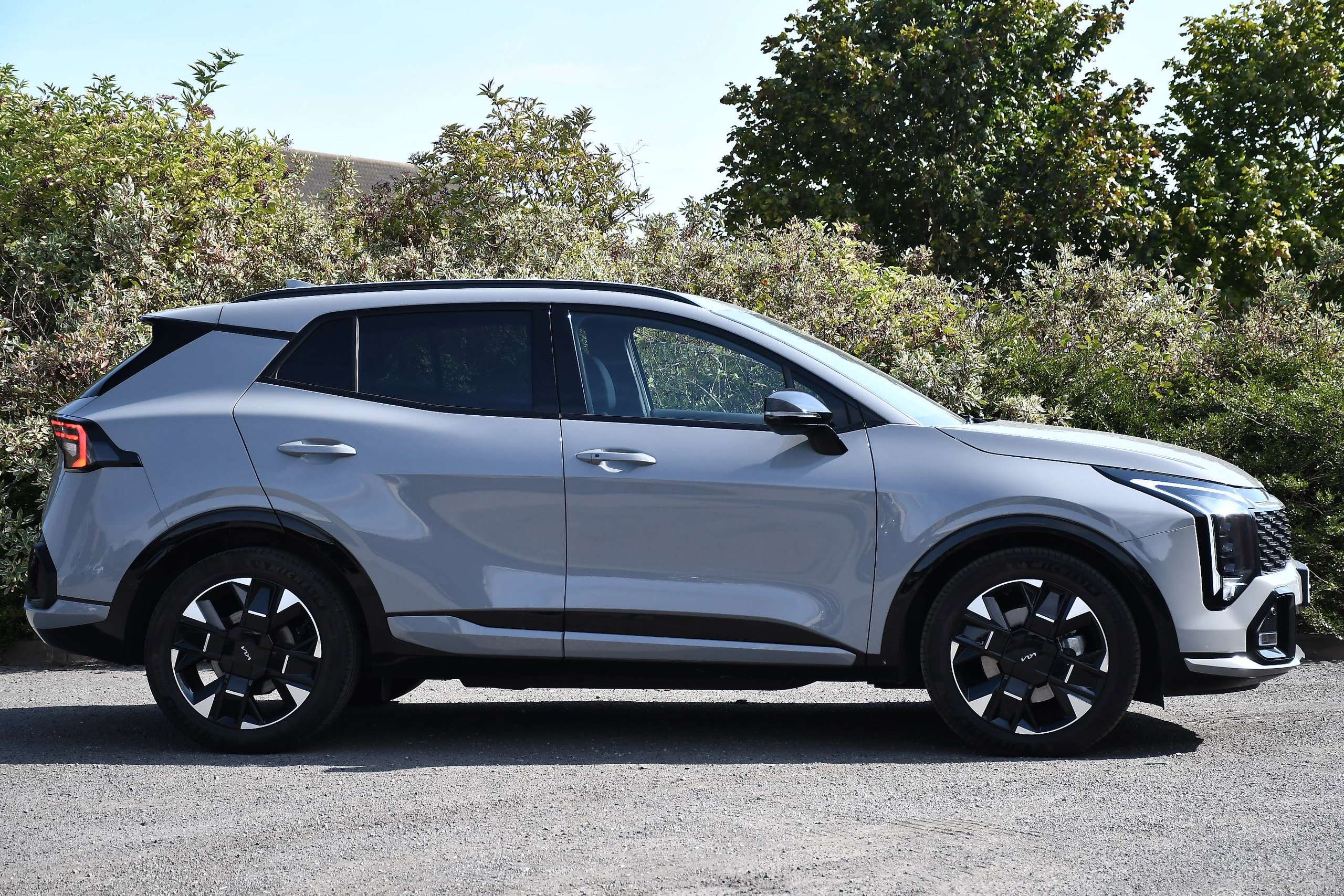 A 2025 KIA SPORTAGE 1.6 h T-GDi GT-Line SUV 5dr Petrol Hybrid Auto Euro 6 (s/s) (235 bhp) A 2025 KIA SPORTAGE 1.6 h T-GDi GT-Line SUV 5dr Petrol Hybrid Auto Euro 6 (s/s) (235 bhp)
