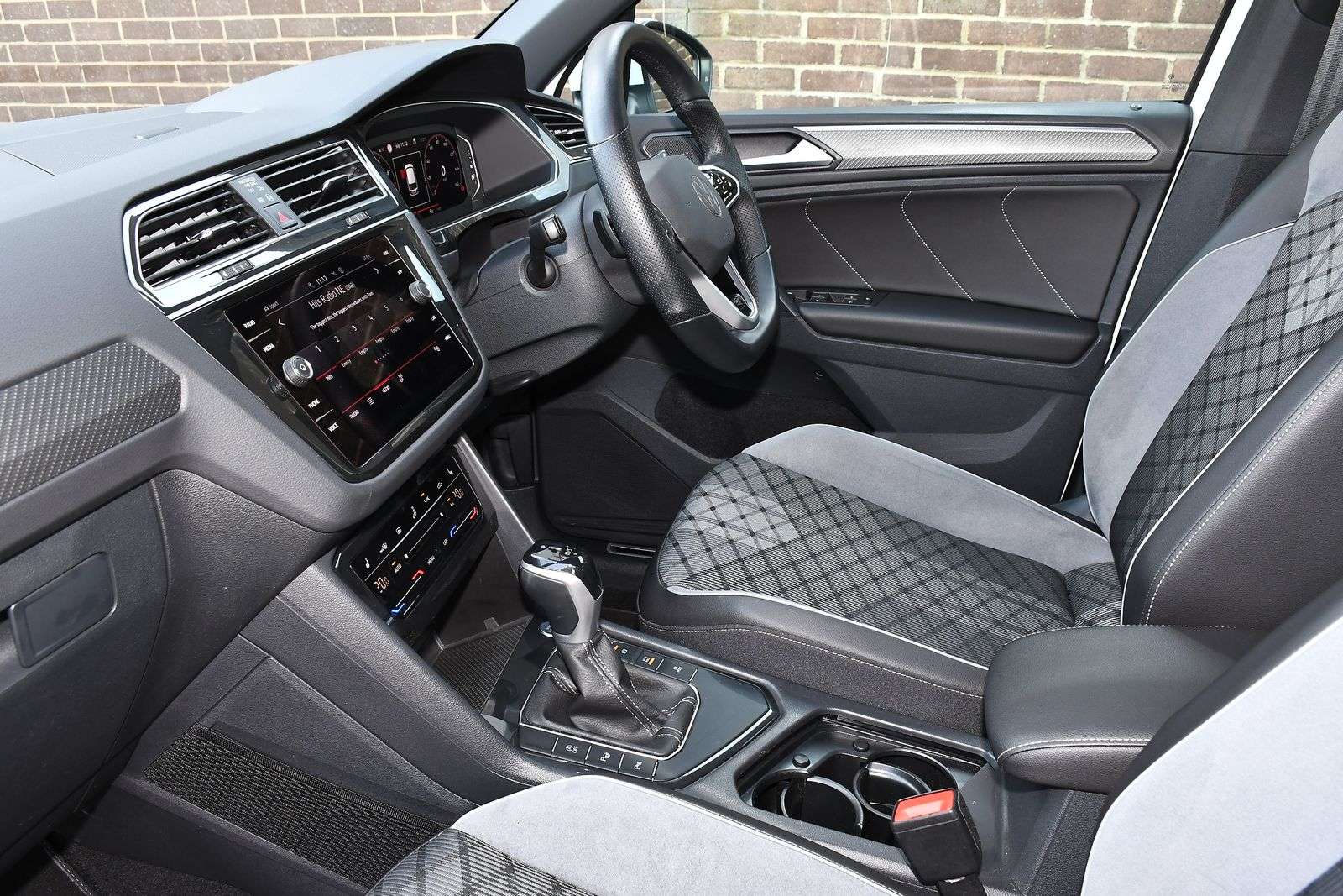 A 2023 VOLKSWAGEN TIGUAN 1.5 TSI R-Line Edition SUV 5dr Petrol DSG Euro 6 (s/s) (150 ps) A 2023 VOLKSWAGEN TIGUAN 1.5 TSI R-Line Edition SUV 5dr Petrol DSG Euro 6 (s/s) (150 ps)