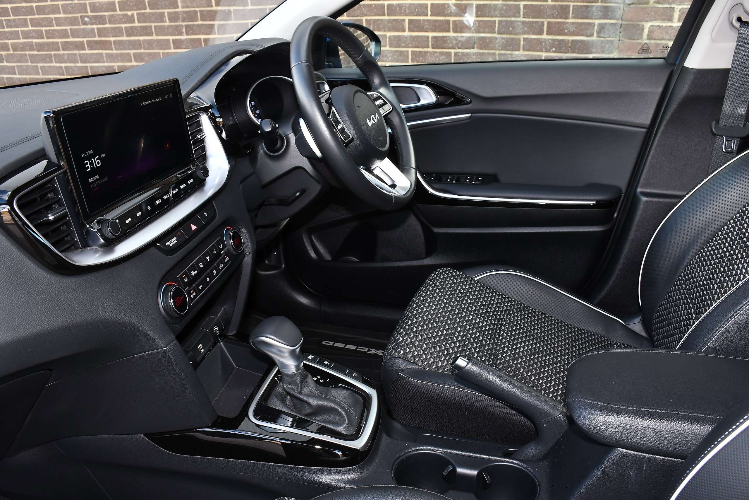 A 2026 KIA XCEED 1.0 T-GDi MHEV Pure SUV 5dr Petrol Hybrid DCT Euro 6 (s/s) (113 bhp) A 2026 KIA XCEED 1.0 T-GDi MHEV Pure SUV 5dr Petrol Hybrid DCT Euro 6 (s/s) (113 bhp)