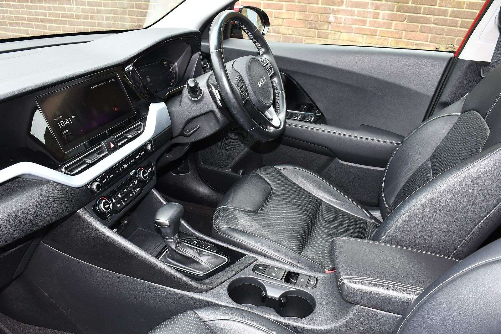 A 2021 KIA NIRO 3 A 2021 KIA NIRO 3