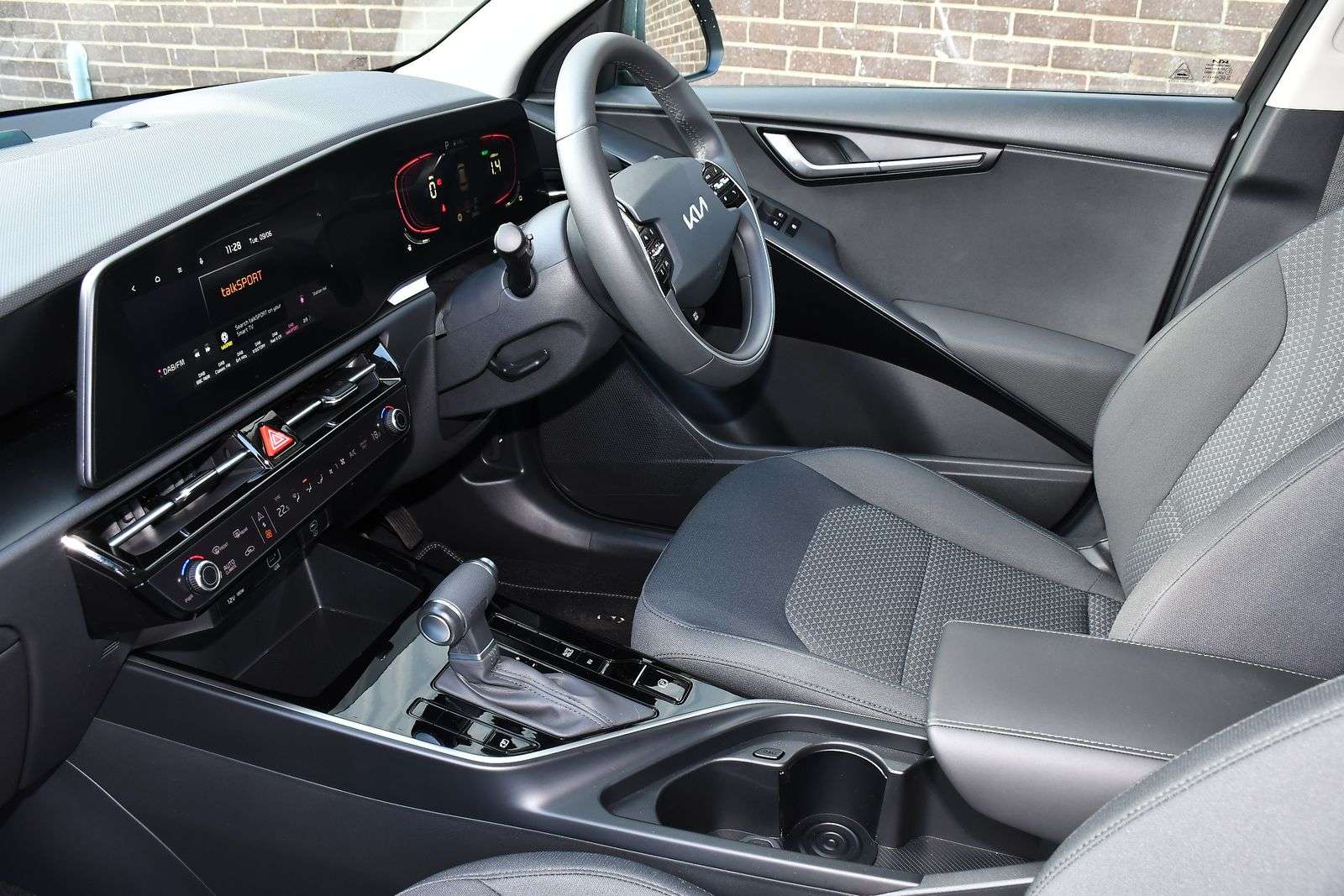 A 2025 KIA NIRO 1.6 GDi 11.1kWh 2 SUV 5dr Petrol Plug-in Hybrid DCT Euro 6 (s/s) (168 bhp) A 2025 KIA NIRO 1.6 GDi 11.1kWh 2 SUV 5dr Petrol Plug-in Hybrid DCT Euro 6 (s/s) (168 bhp)