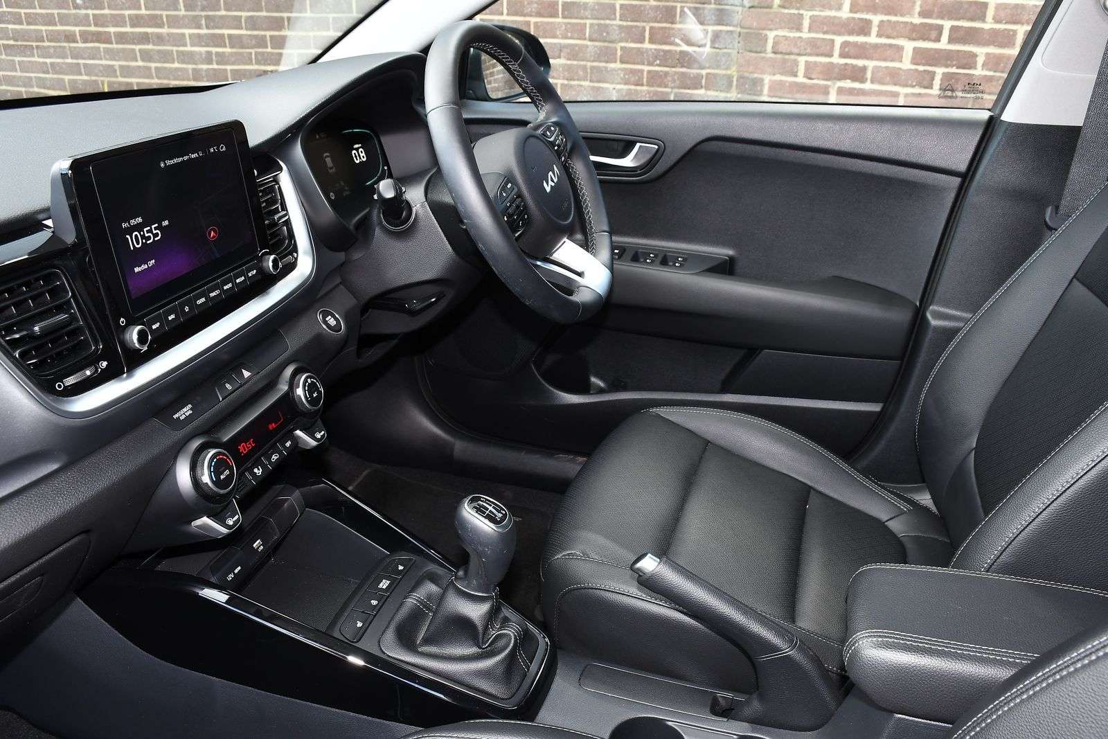 A 2024 KIA STONIC 1.0 T-GDi MHEV 3 SUV 5dr Petrol Hybrid Manual Euro 6 (s/s) (98 bhp) A 2024 KIA STONIC 1.0 T-GDi MHEV 3 SUV 5dr Petrol Hybrid Manual Euro 6 (s/s) (98 bhp)