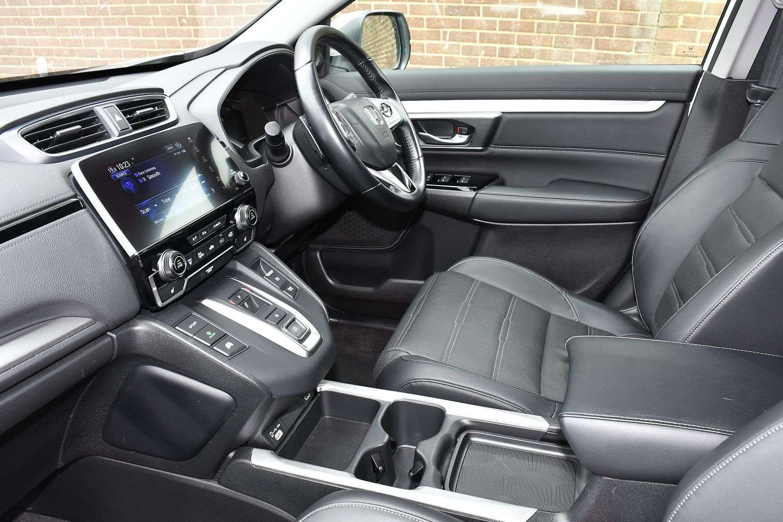 A 2023 HONDA CR-V 2.0 h i-MMD SR SUV 5dr Petrol Hybrid eCVT 4WD Euro 6 (s/s) (184 ps) A 2023 HONDA CR-V 2.0 h i-MMD SR SUV 5dr Petrol Hybrid eCVT 4WD Euro 6 (s/s) (184 ps)