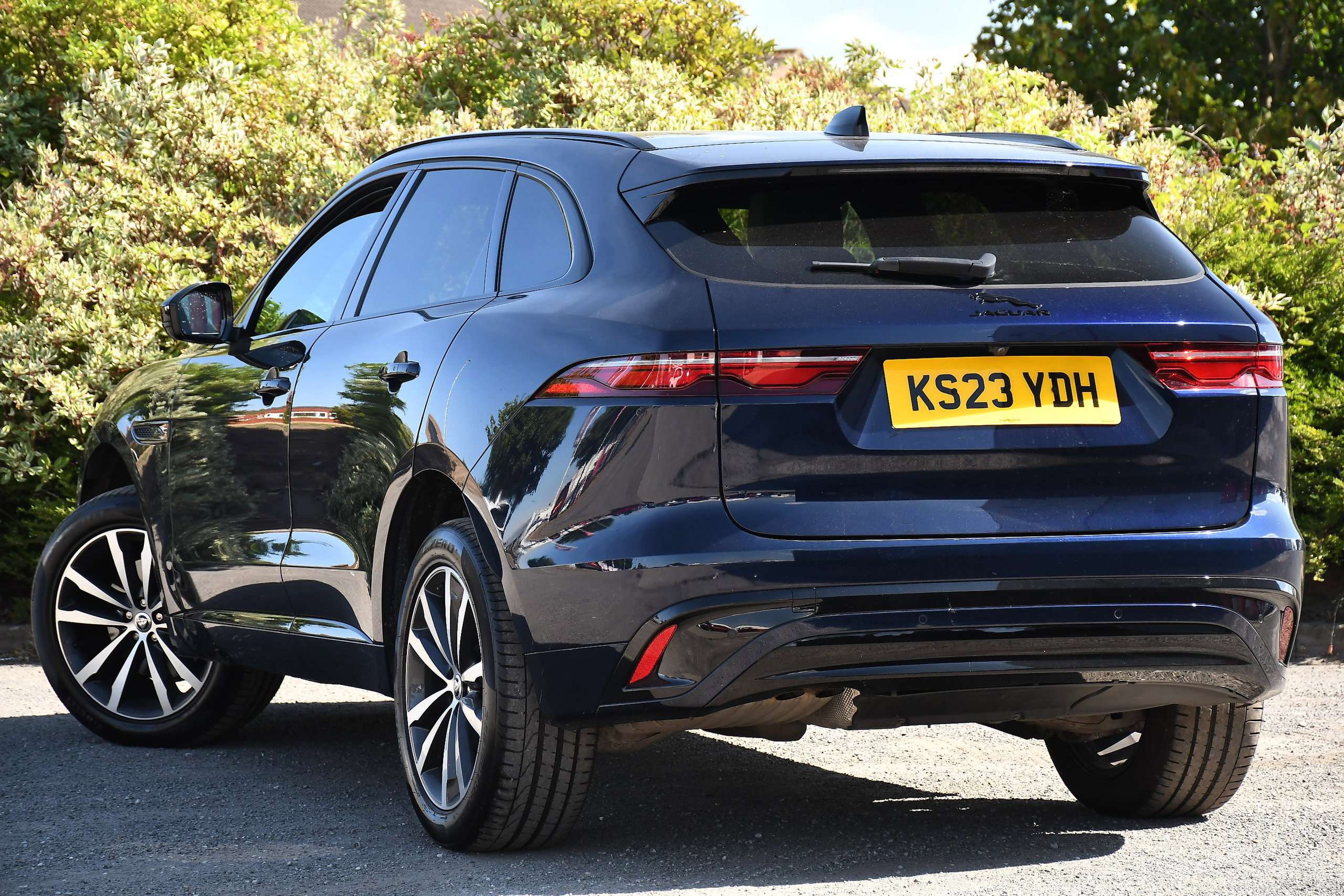 A 2023 JAGUAR F-PACE 2.0 D200 MHEV R-Dynamic SE Black SUV 5dr Diesel Auto AWD Euro 6 (s/s) (204 ps) A 2023 JAGUAR F-PACE 2.0 D200 MHEV R-Dynamic SE Black SUV 5dr Diesel Auto AWD Euro 6 (s/s) (204 ps)