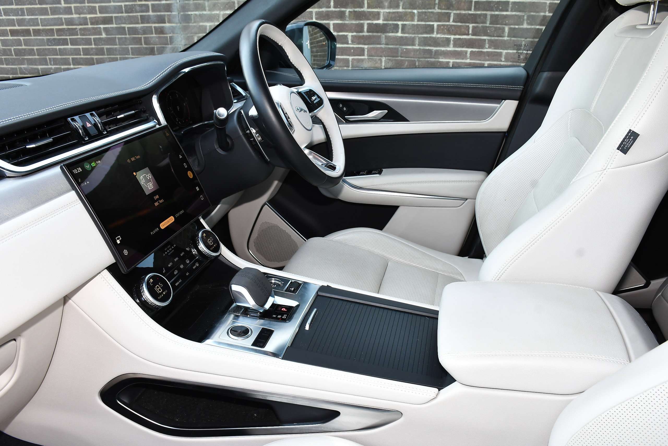 A 2023 JAGUAR F-PACE 2.0 D200 MHEV R-Dynamic SE Black SUV 5dr Diesel Auto AWD Euro 6 (s/s) (204 ps) A 2023 JAGUAR F-PACE 2.0 D200 MHEV R-Dynamic SE Black SUV 5dr Diesel Auto AWD Euro 6 (s/s) (204 ps)