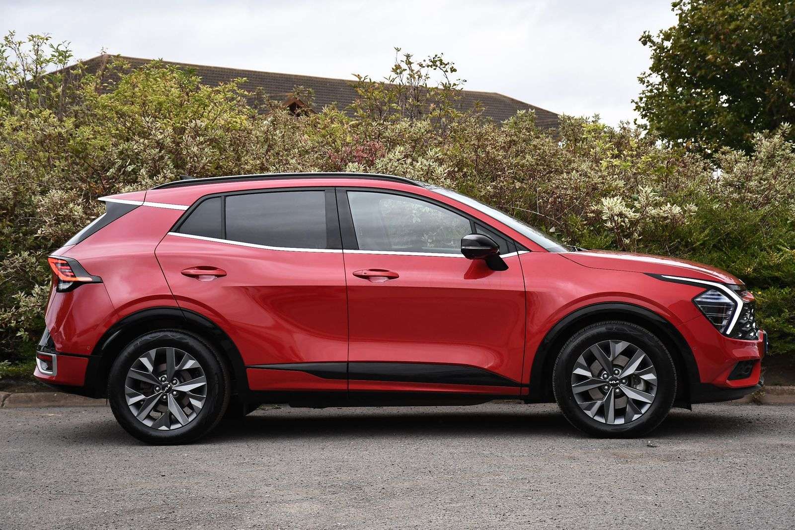 A 2024 KIA SPORTAGE 1.6 h T-GDi GT-Line S SUV 5dr Petrol Hybrid Auto AWD Euro 6 (s/s) (207 bhp) A 2024 KIA SPORTAGE 1.6 h T-GDi GT-Line S SUV 5dr Petrol Hybrid Auto AWD Euro 6 (s/s) (207 bhp)