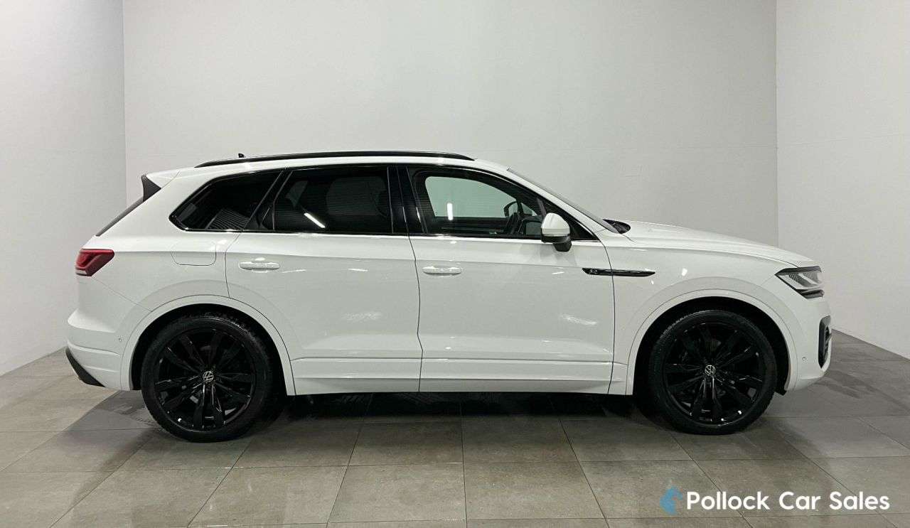 A 2023 VOLKSWAGEN TOUAREG 3.0 TDI V6 R-Line Tech Plus SUV 5dr Diesel Tiptronic 4Motion Euro 6 (s/s) ( A 2023 VOLKSWAGEN TOUAREG 3.0 TDI V6 R-Line Tech Plus SUV 5dr Diesel Tiptronic 4Motion Euro 6 (s/s) (
