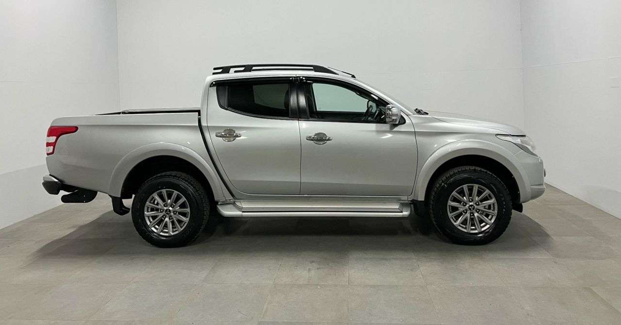 A 2018 MITSUBISHI L200 2.4 DI-D DC Barbarian Pickup Double Cab 4dr Diesel Auto 4WD Euro 6 (178 ps) A 2018 MITSUBISHI L200 2.4 DI-D DC Barbarian Pickup Double Cab 4dr Diesel Auto 4WD Euro 6 (178 ps)