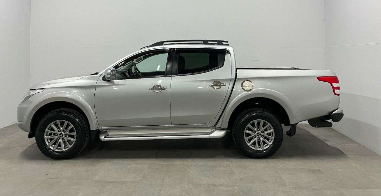 A 2018 MITSUBISHI L200 2.4 DI-D DC Barbarian Pickup Double Cab 4dr Diesel Auto 4WD Euro 6 (178 ps) A 2018 MITSUBISHI L200 2.4 DI-D DC Barbarian Pickup Double Cab 4dr Diesel Auto 4WD Euro 6 (178 ps)