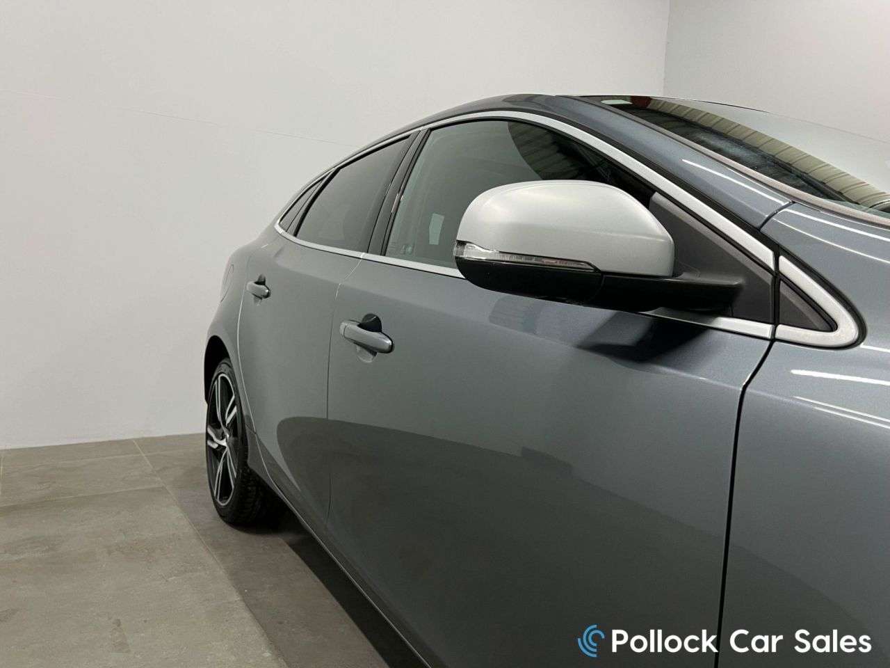 2017 VOLVO V40 2017 VOLVO V40