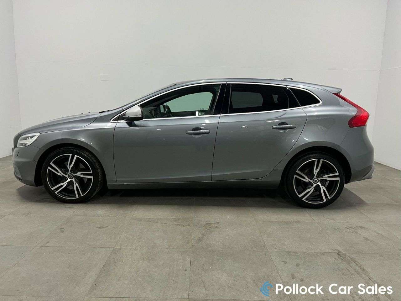 2017 VOLVO V40 2017 VOLVO V40