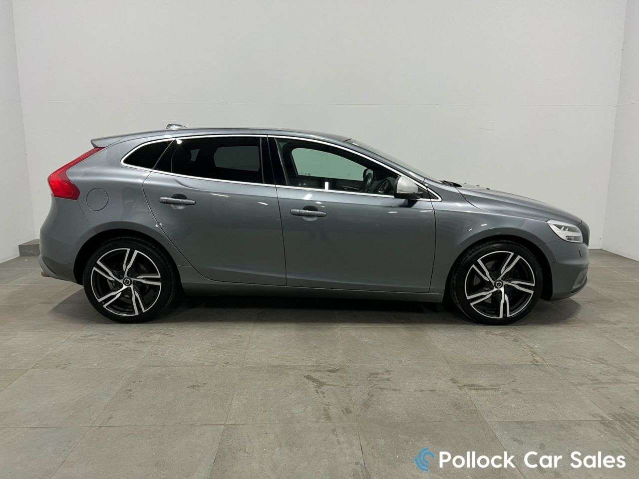 2017 VOLVO V40 2017 VOLVO V40