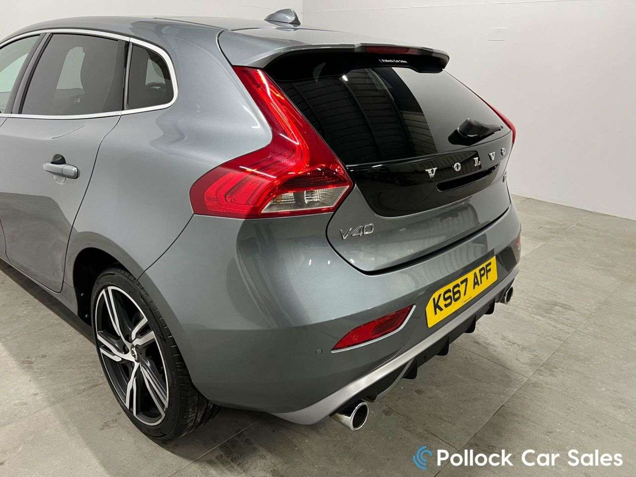 2017 VOLVO V40 2017 VOLVO V40