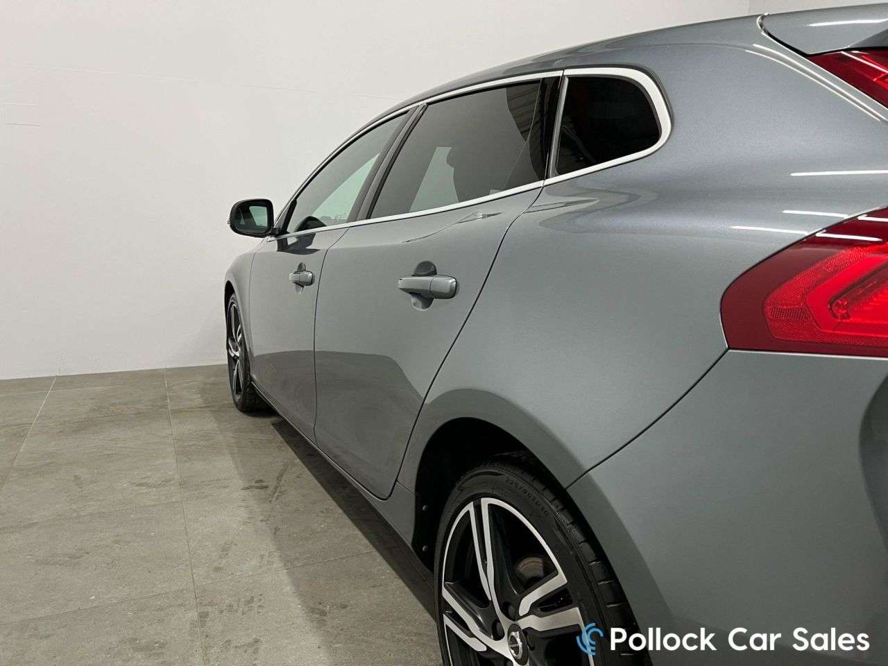 2017 VOLVO V40 2017 VOLVO V40