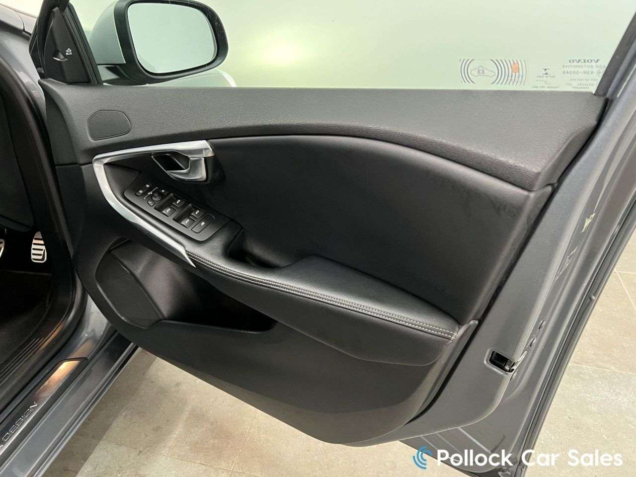 2017 VOLVO V40 2017 VOLVO V40
