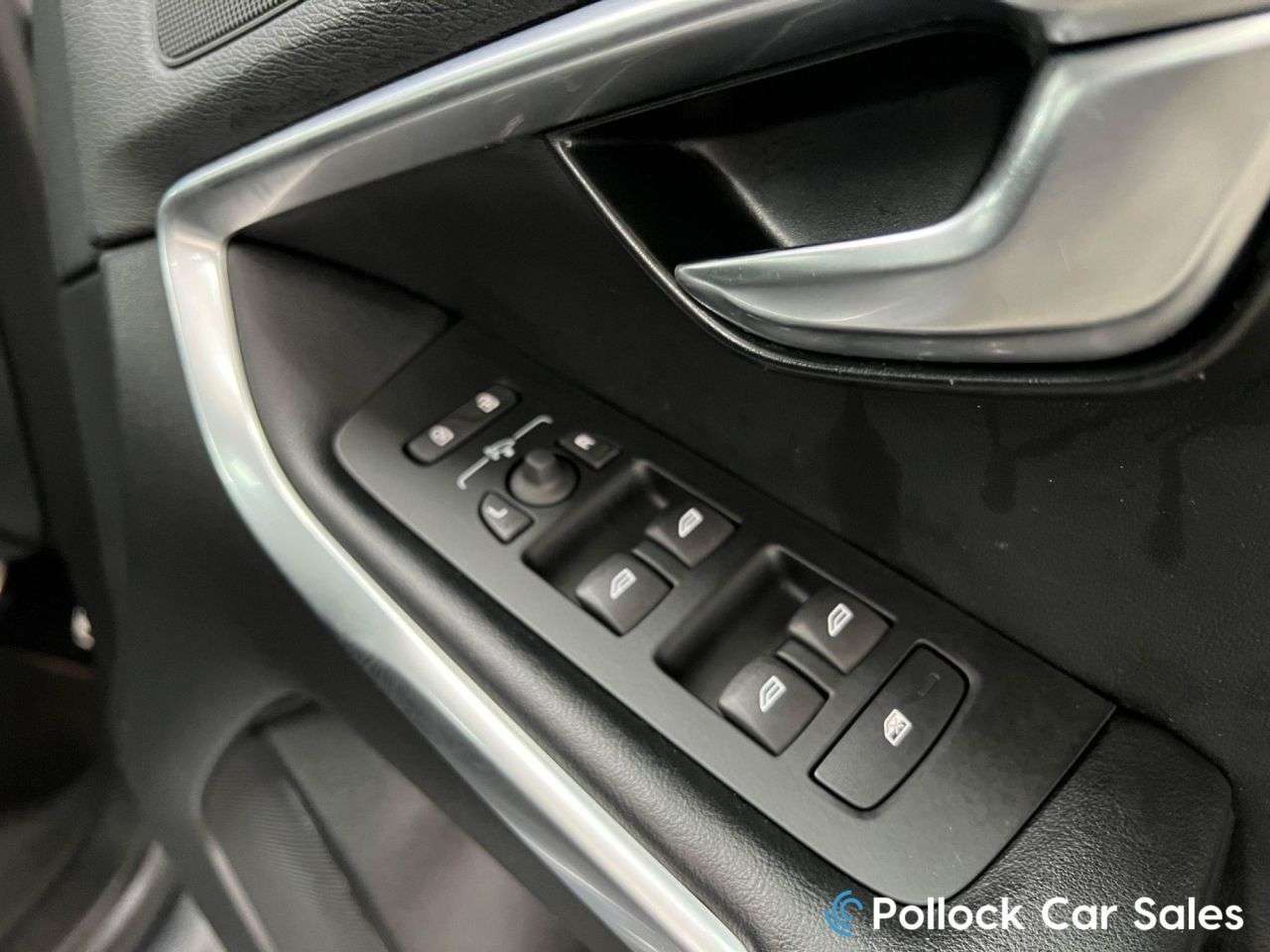 2017 VOLVO V40 2017 VOLVO V40