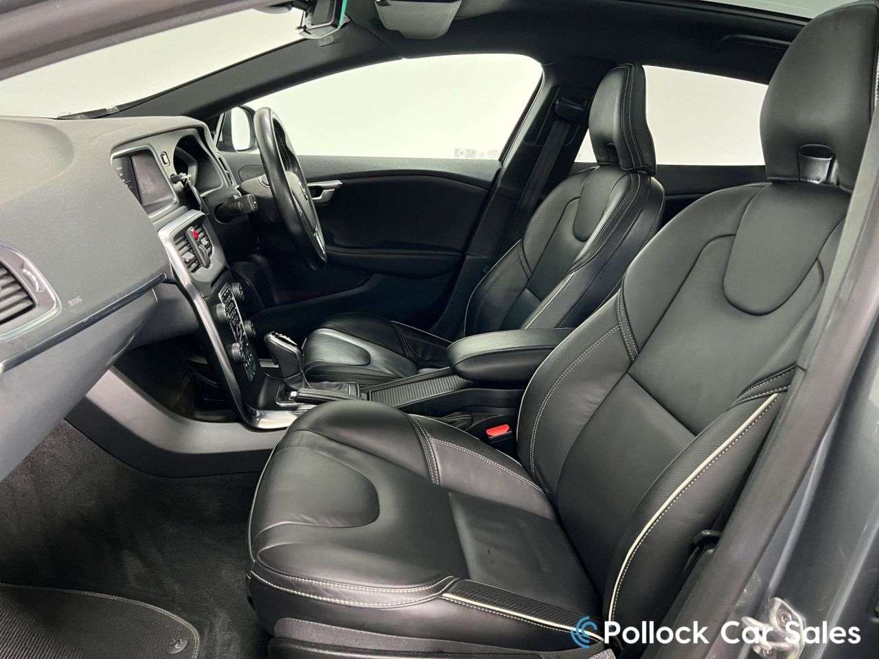 2017 VOLVO V40 2017 VOLVO V40