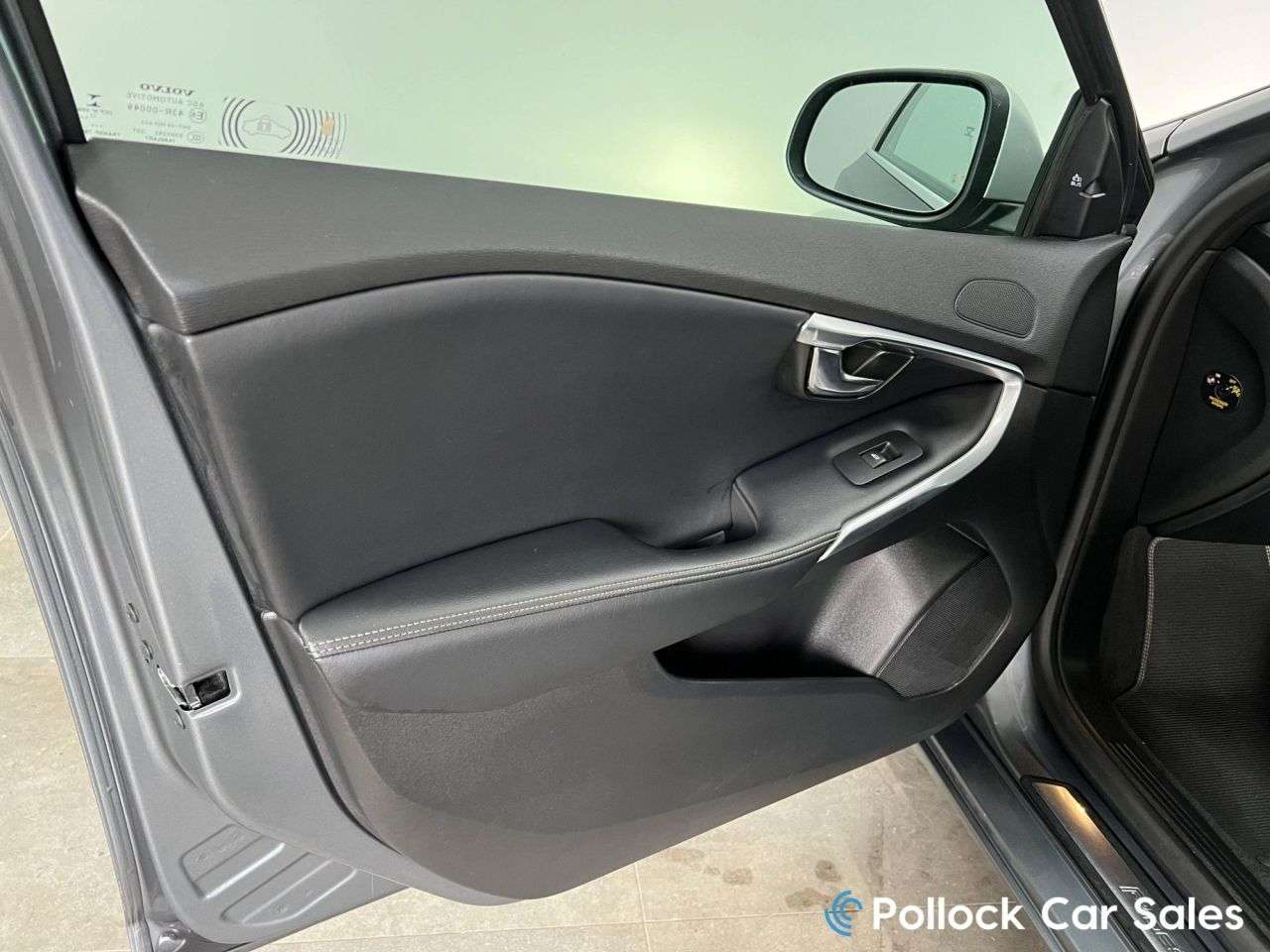 2017 VOLVO V40 2017 VOLVO V40