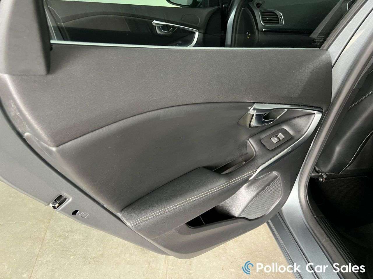 2017 VOLVO V40 2017 VOLVO V40