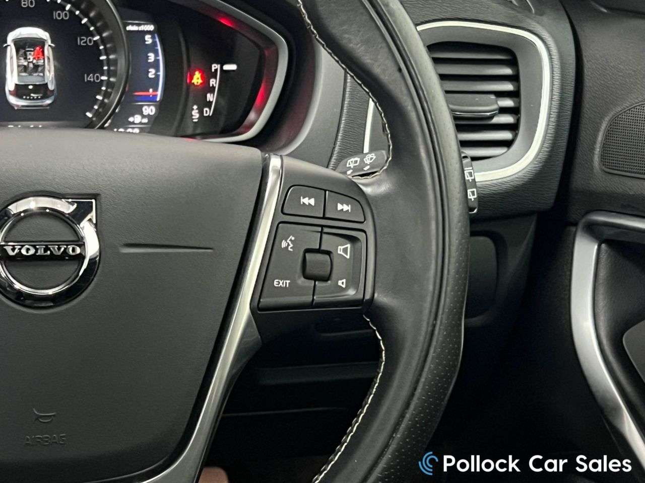 2017 VOLVO V40 2017 VOLVO V40