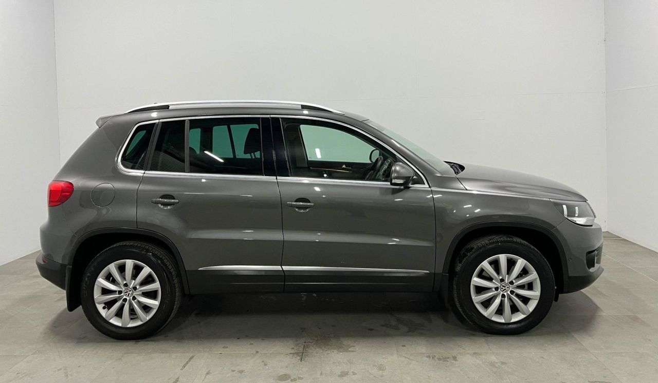 A 2015 VOLKSWAGEN TIGUAN 2.0 TDI BlueMotion Tech Match SUV 5dr Diesel DSG 4WD Euro 5 (s/s) (140 ps) A 2015 VOLKSWAGEN TIGUAN 2.0 TDI BlueMotion Tech Match SUV 5dr Diesel DSG 4WD Euro 5 (s/s) (140 ps)
