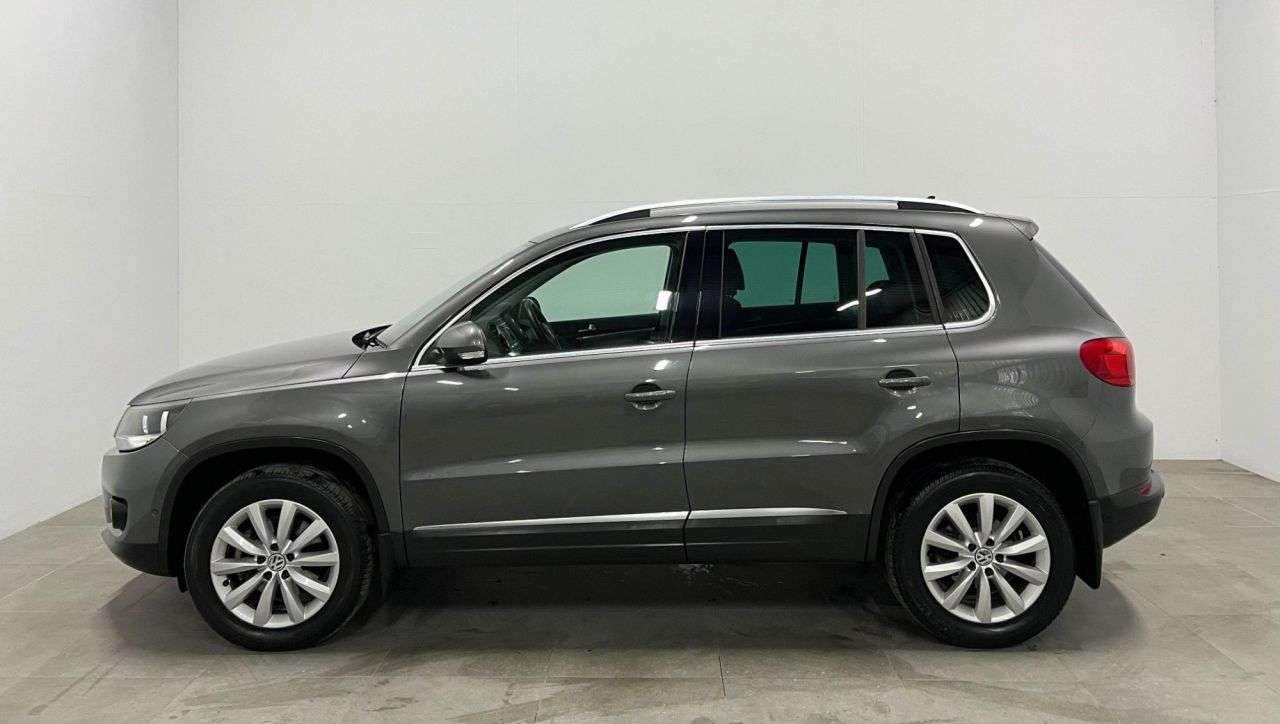 A 2015 VOLKSWAGEN TIGUAN 2.0 TDI BlueMotion Tech Match SUV 5dr Diesel DSG 4WD Euro 5 (s/s) (140 ps) A 2015 VOLKSWAGEN TIGUAN 2.0 TDI BlueMotion Tech Match SUV 5dr Diesel DSG 4WD Euro 5 (s/s) (140 ps)
