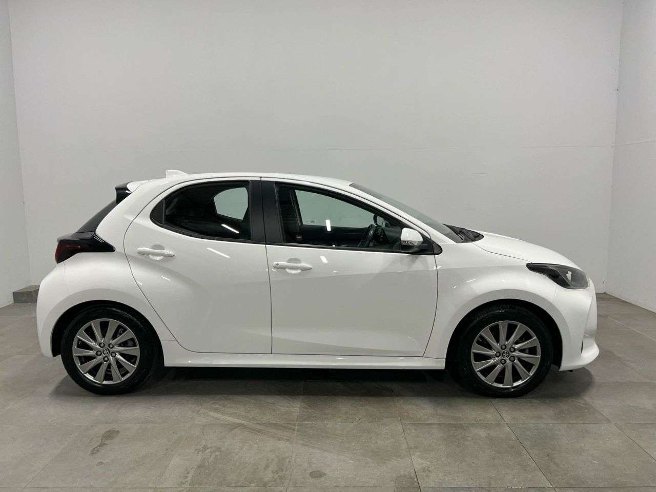 A 2023 TOYOTA YARIS 1.5 VVT-h Icon Hatchback 5dr Petrol Hybrid E-CVT Euro 6 (s/s) (116 ps) Hybr A 2023 TOYOTA YARIS 1.5 VVT-h Icon Hatchback 5dr Petrol Hybrid E-CVT Euro 6 (s/s) (116 ps) Hybr
