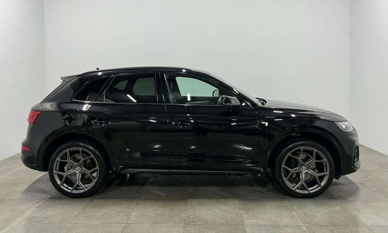 A 2024 AUDI Q5 2.0 TDI 40 S line SUV 5dr Diesel S Tronic quattro Euro 6 (s/s) (204 ps) 21" A 2024 AUDI Q5 2.0 TDI 40 S line SUV 5dr Diesel S Tronic quattro Euro 6 (s/s) (204 ps) 21"