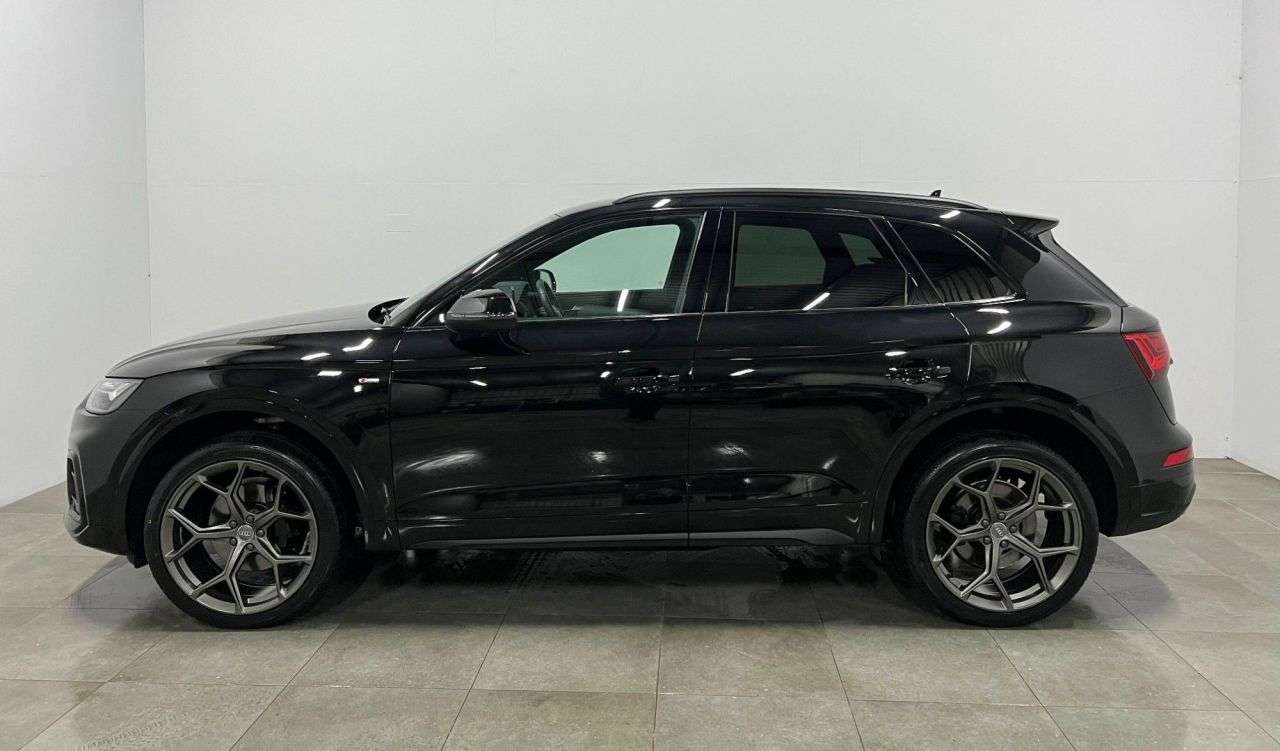 A 2024 AUDI Q5 2.0 TDI 40 S line SUV 5dr Diesel S Tronic quattro Euro 6 (s/s) (204 ps) 21" A 2024 AUDI Q5 2.0 TDI 40 S line SUV 5dr Diesel S Tronic quattro Euro 6 (s/s) (204 ps) 21"