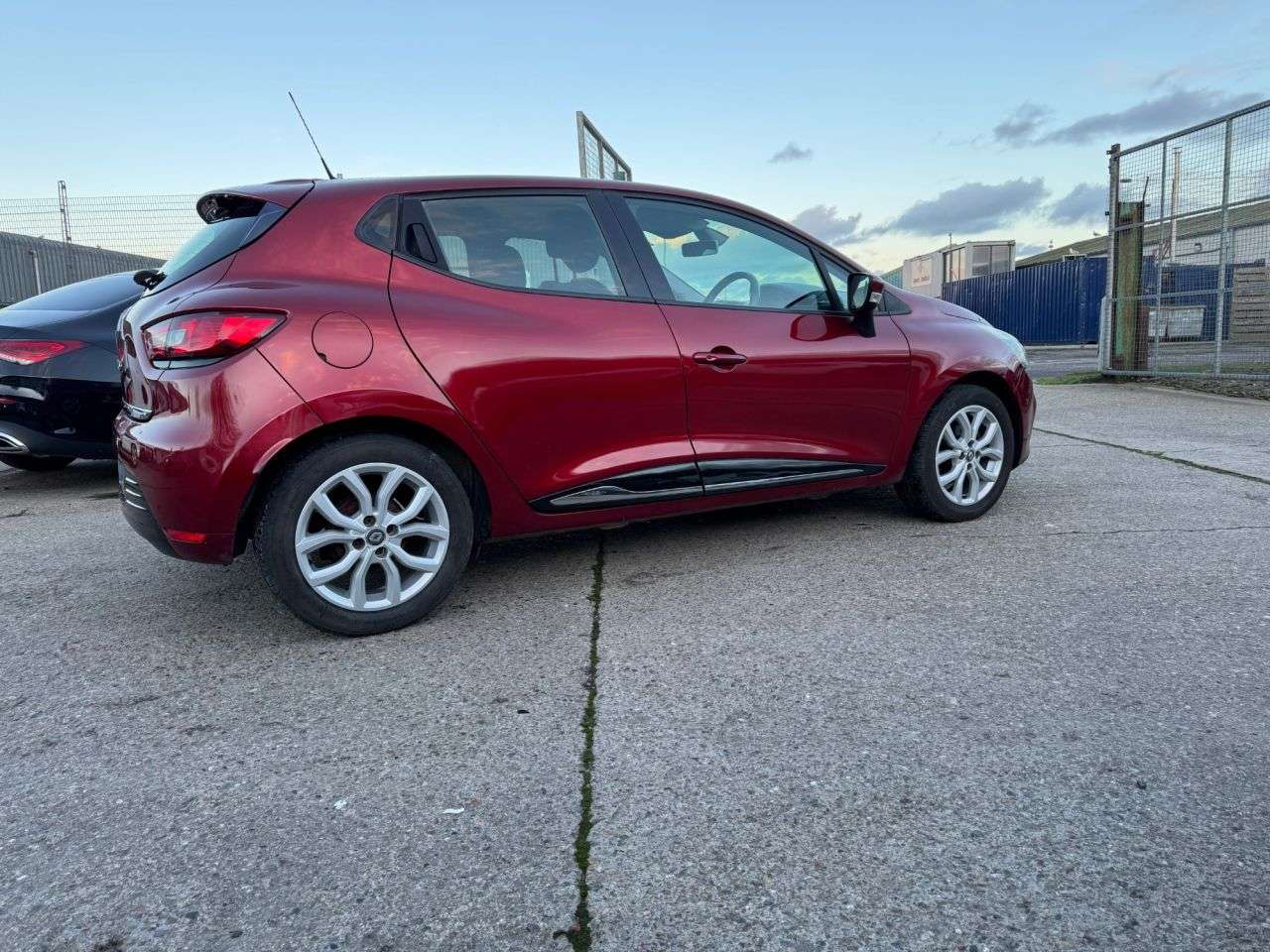 A 2016 RENAULT CLIO 1.2 16V Dynamique Nav Hatchback 5dr Petrol Manual Euro 6 (75 ps) A 2016 RENAULT CLIO 1.2 16V Dynamique Nav Hatchback 5dr Petrol Manual Euro 6 (75 ps)