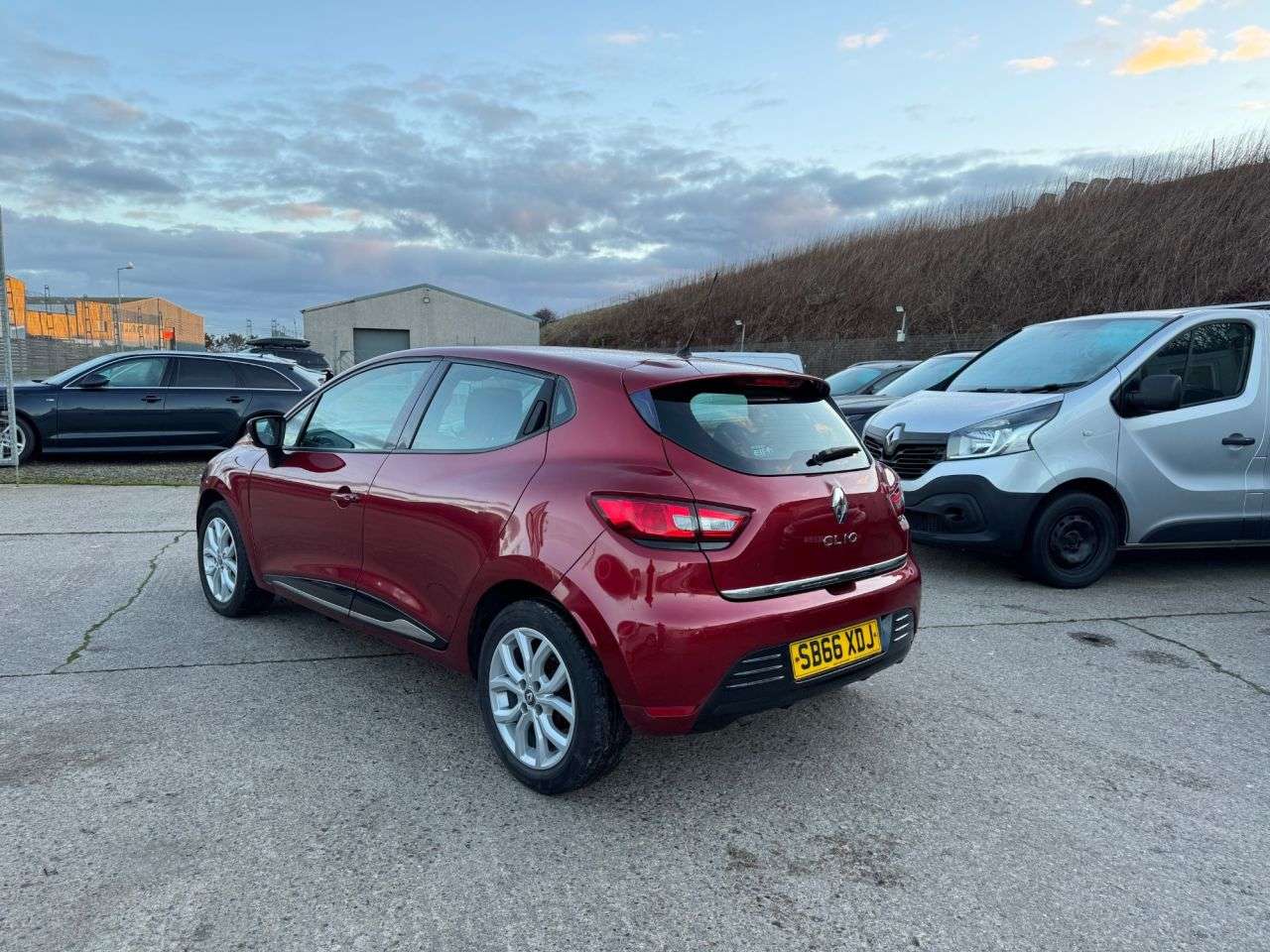 A 2016 RENAULT CLIO 1.2 16V Dynamique Nav Hatchback 5dr Petrol Manual Euro 6 (75 ps) A 2016 RENAULT CLIO 1.2 16V Dynamique Nav Hatchback 5dr Petrol Manual Euro 6 (75 ps)