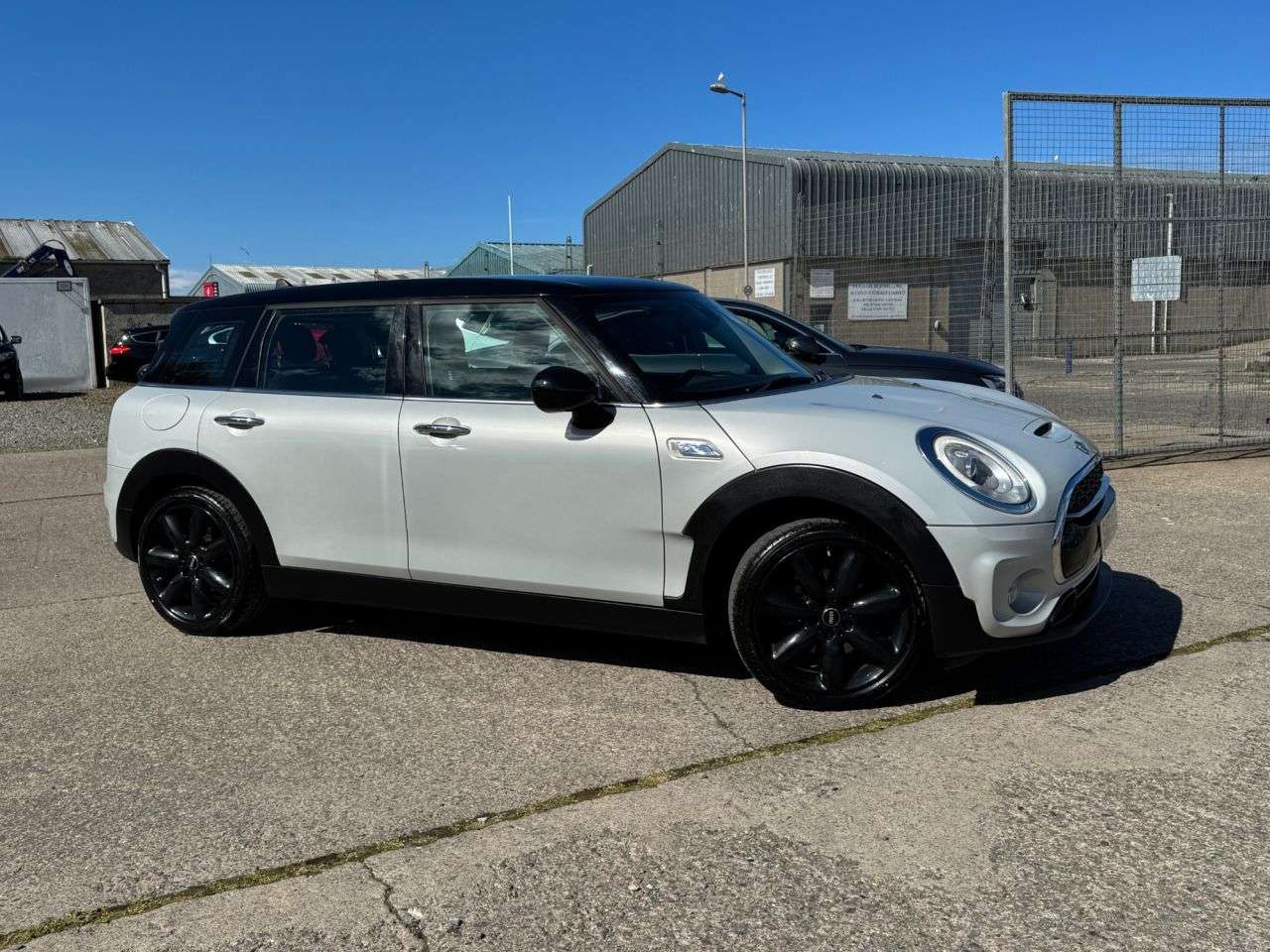 A 2017 MINI CLUBMAN 2.0 Cooper S Estate 6dr Petrol Manual Euro 6 (s/s) (192 ps) A 2017 MINI CLUBMAN 2.0 Cooper S Estate 6dr Petrol Manual Euro 6 (s/s) (192 ps)
