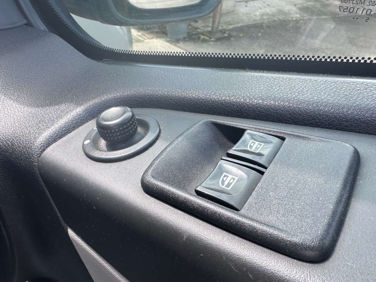 null RENAULT TRAFIC null RENAULT TRAFIC