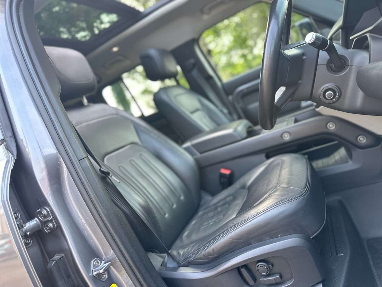 A 2020 LAND ROVER DEFENDER 2.0 SD4 HSE SUV 5dr Diesel Auto 4WD Euro 6 (s/s) (240 ps) A 2020 LAND ROVER DEFENDER 2.0 SD4 HSE SUV 5dr Diesel Auto 4WD Euro 6 (s/s) (240 ps)