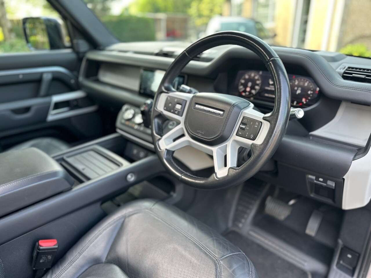 A 2020 LAND ROVER DEFENDER 2.0 SD4 HSE SUV 5dr Diesel Auto 4WD Euro 6 (s/s) (240 ps) A 2020 LAND ROVER DEFENDER 2.0 SD4 HSE SUV 5dr Diesel Auto 4WD Euro 6 (s/s) (240 ps)