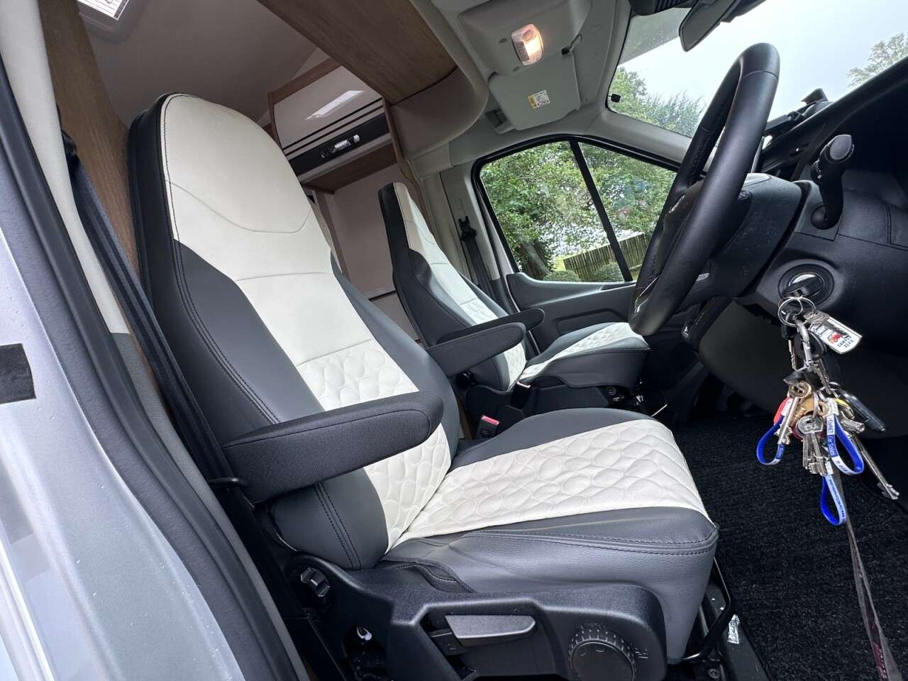 A null FORD TRANSIT Roller Team Auto Roller 746 6 berth (5 seatbelts) Motorhome A null FORD TRANSIT Roller Team Auto Roller 746 6 berth (5 seatbelts) Motorhome