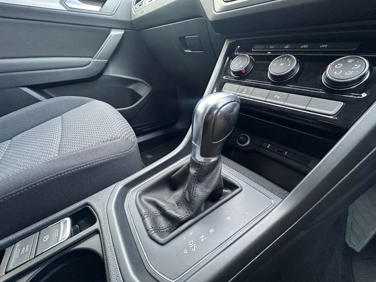 A 2017 VOLKSWAGEN TOURAN 2.0 TDI BlueMotion Tech SE MPV 5dr Diesel DSG Euro 6 (s/s) (150 ps) A 2017 VOLKSWAGEN TOURAN 2.0 TDI BlueMotion Tech SE MPV 5dr Diesel DSG Euro 6 (s/s) (150 ps)