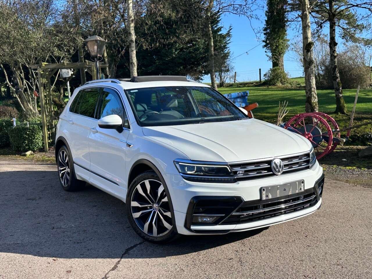 A 2017 VOLKSWAGEN TIGUAN 2.0 TDI R-Line SUV 5dr Diesel DSG 4Motion Euro 6 (s/s) (150 ps) A 2017 VOLKSWAGEN TIGUAN 2.0 TDI R-Line SUV 5dr Diesel DSG 4Motion Euro 6 (s/s) (150 ps)