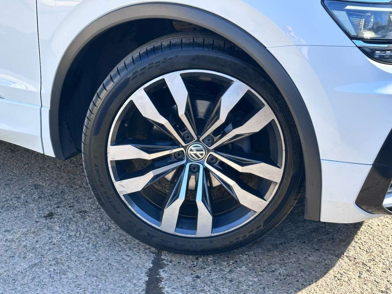 A 2017 VOLKSWAGEN TIGUAN 2.0 TDI R-Line SUV 5dr Diesel DSG 4Motion Euro 6 (s/s) (150 ps) A 2017 VOLKSWAGEN TIGUAN 2.0 TDI R-Line SUV 5dr Diesel DSG 4Motion Euro 6 (s/s) (150 ps)