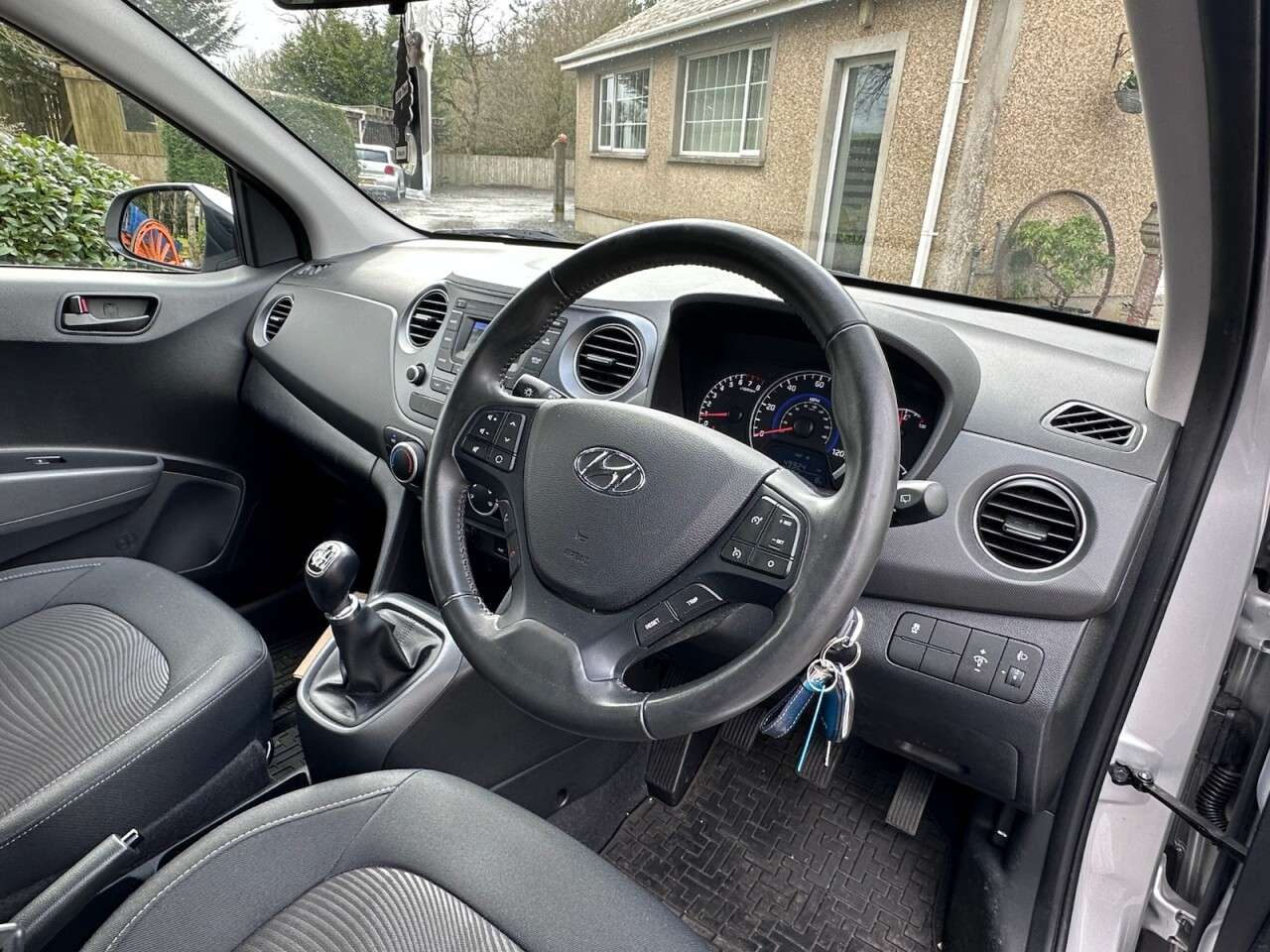 A 2019 HYUNDAI I10 1.2 SE Hatchback 5dr Petrol Manual Euro 6 (87 ps) A 2019 HYUNDAI I10 1.2 SE Hatchback 5dr Petrol Manual Euro 6 (87 ps)