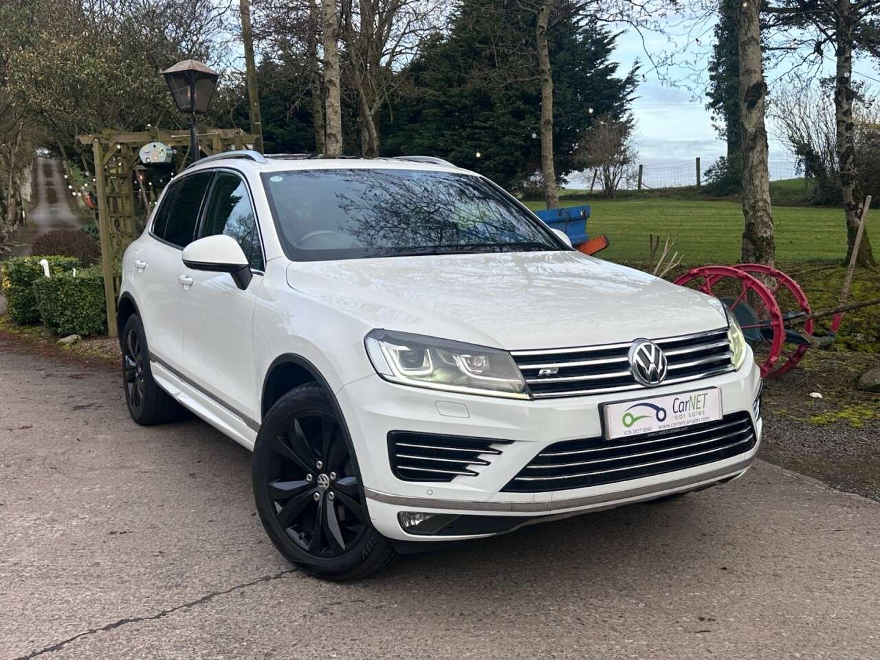 A 2017 VOLKSWAGEN TOUAREG 3.0 TDI V6 BlueMotion Tech R-Line SUV 5dr Diesel Tiptronic 4WD Euro 6 (s/s) A 2017 VOLKSWAGEN TOUAREG 3.0 TDI V6 BlueMotion Tech R-Line SUV 5dr Diesel Tiptronic 4WD Euro 6 (s/s)