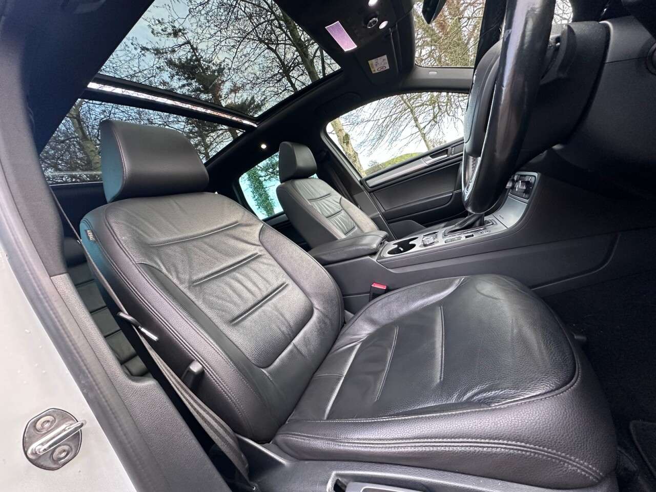 A 2017 VOLKSWAGEN TOUAREG 3.0 TDI V6 BlueMotion Tech R-Line SUV 5dr Diesel Tiptronic 4WD Euro 6 (s/s) A 2017 VOLKSWAGEN TOUAREG 3.0 TDI V6 BlueMotion Tech R-Line SUV 5dr Diesel Tiptronic 4WD Euro 6 (s/s)