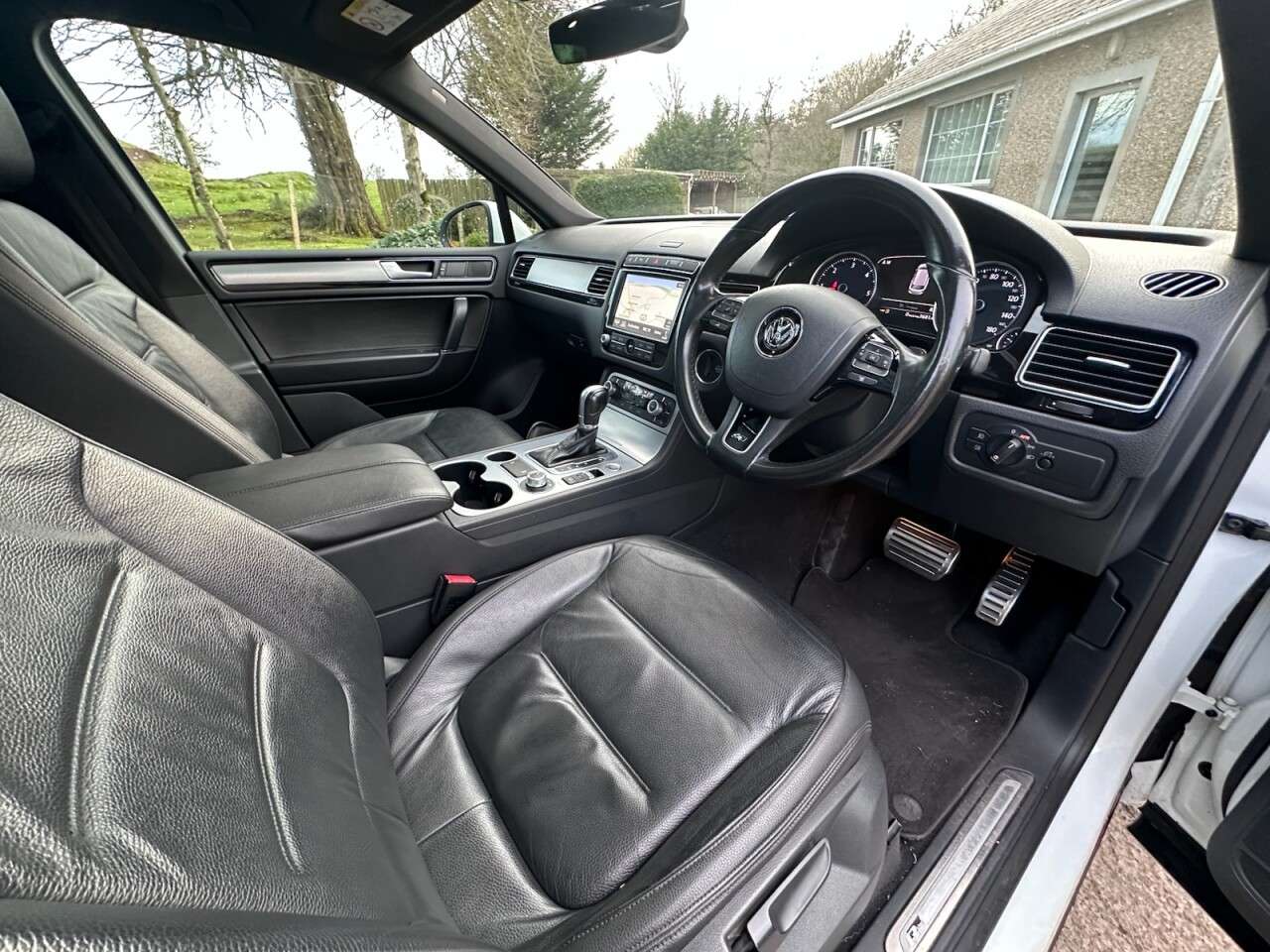 A 2017 VOLKSWAGEN TOUAREG 3.0 TDI V6 BlueMotion Tech R-Line SUV 5dr Diesel Tiptronic 4WD Euro 6 (s/s) A 2017 VOLKSWAGEN TOUAREG 3.0 TDI V6 BlueMotion Tech R-Line SUV 5dr Diesel Tiptronic 4WD Euro 6 (s/s)