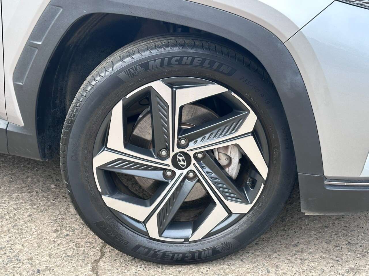A 2021 HYUNDAI TUCSON 1.6 h T-GDi Ultimate SUV 5dr Petrol Hybrid Auto Euro 6 (s/s) (230 ps) A 2021 HYUNDAI TUCSON 1.6 h T-GDi Ultimate SUV 5dr Petrol Hybrid Auto Euro 6 (s/s) (230 ps)